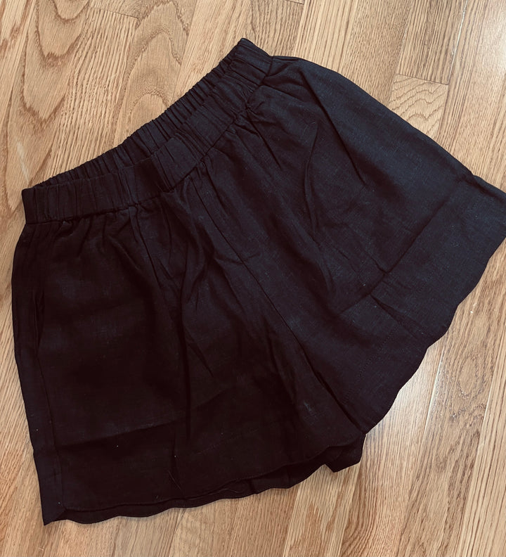 Black scalloped hem linen shorts